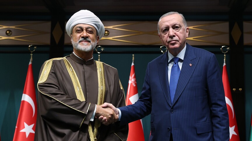 anadoluajansi's tweet photo. Cumhurbaşkanı Erdoğan, Umman Sultanı Heysem Bin Tarık ile telefonda görüştü 

Cumhurbaşkanı Erdoğan görüşmede ⤵️

▪️ Bölgedeki savaşın yeniden alevlenmesinin kimsenin yararına olmadığını, diplomatik adımların desteklenmesinin önem arz ettiğini, Türkiye olarak bölgedeki kardeş ülkelerle birlikte kalıcı barış için gayret gösterdiklerini belirtti

▪️ Türkiye olarak Filistin topraklarında barış ve istikrarın tesisi için de çabaladıklarını kaydederek, Filistin halkının hukukunu korumak adına her platformda ellerinden gelen desteği vermeye devam edeceklerini ifade etti

https://t.co/kYptxEpsny