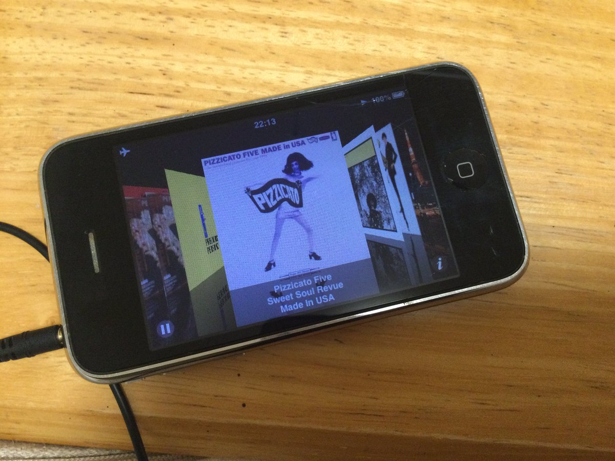 Othin776's tweet photo. iPodの充電が切れてしまったので、iPod代わりに使っているiPhone3GSでピチカートファイブを聴く。
Cover Flowが使えるこの頃のミュージックアプリが一番好きです。
#iPhone3GS
#CoverFlow https://t.co/u3LezoR5ZY