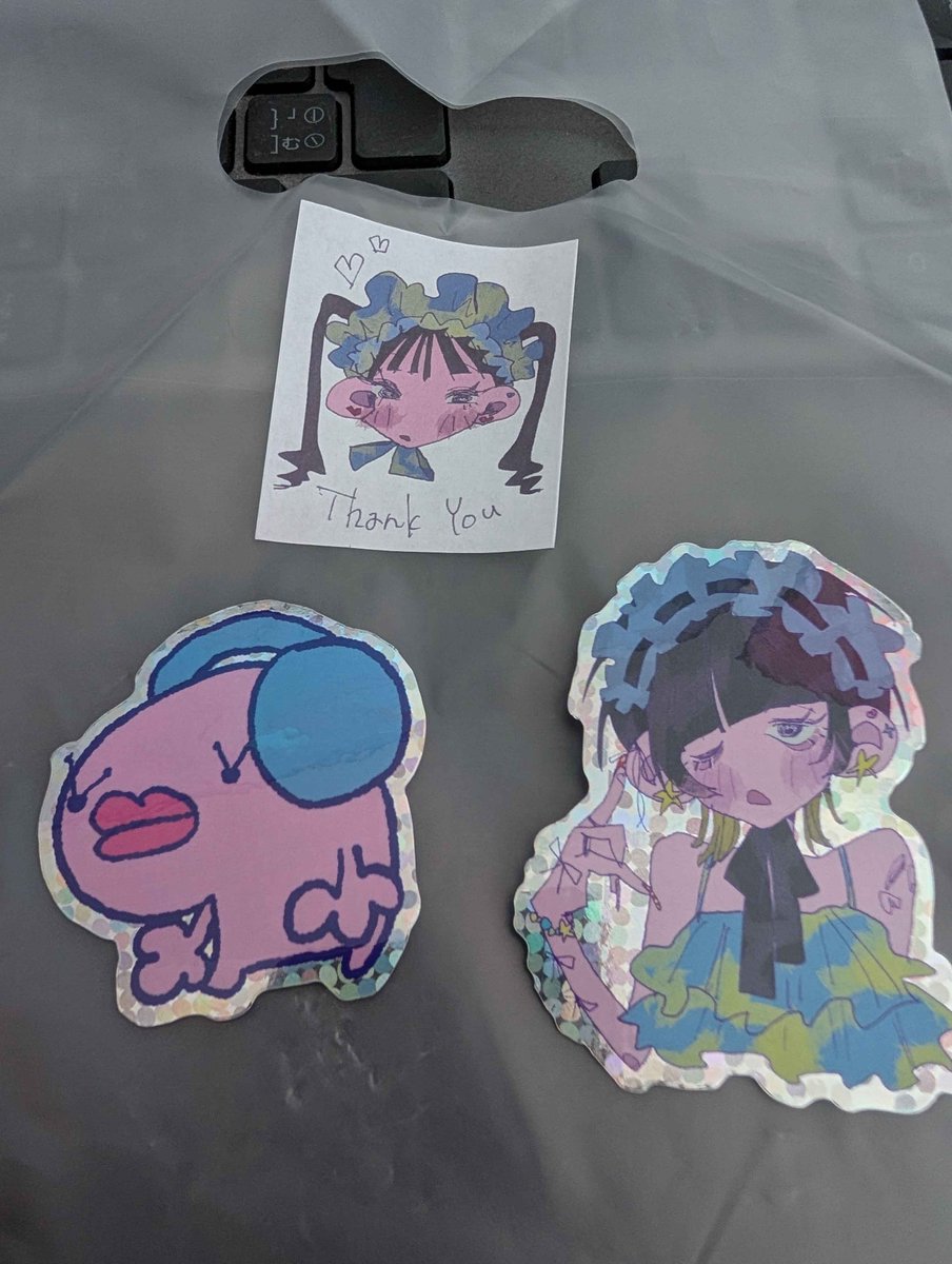 Aget_Eke's tweet photo. 戦利品紹介⑧  
七加（@___uranrn ）さん  
ステッカー
出展お隣さんのご縁。 
右はかわいいおんなのこで、左はぴっちょ。真ん中は袋についていたサンキューカード
詐欺師のウサギ サギーと悩みましたが、ぴっちょのフォルムに愛らしさを感じてお迎え。
かわいいねぴっちょ。
 #デザフェス６３ https://t.co/m7V1UCC3MD