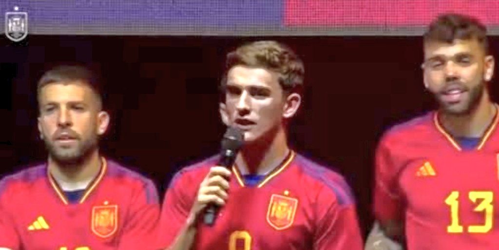 Aywa_anaBen0a's tweet photo. جافي جمهور مدريد صفر عليه وهو بيحتفل ببطولة مع منتخب اسبانيا .. مش مستغرب حالة الهلع دي https://t.co/XxX14fZF5b