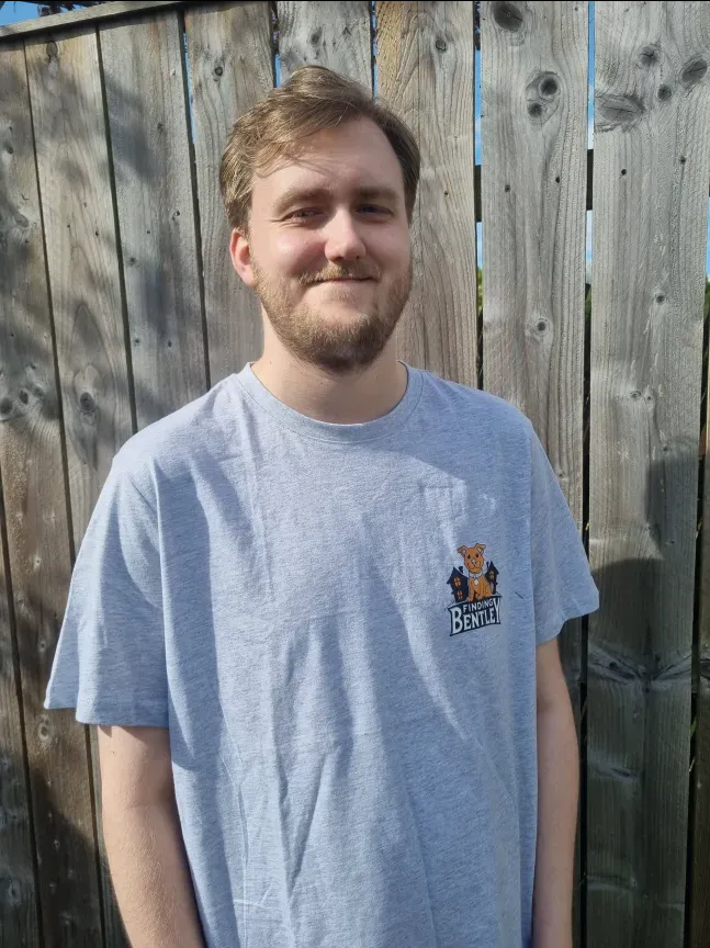 DogBoxGames's tweet photo. #ThrowbackThursday

Mr Lee Hannan modelling the merch he made, living legend!

🐕📦🕹 https://t.co/bw8Jn6E4Fy