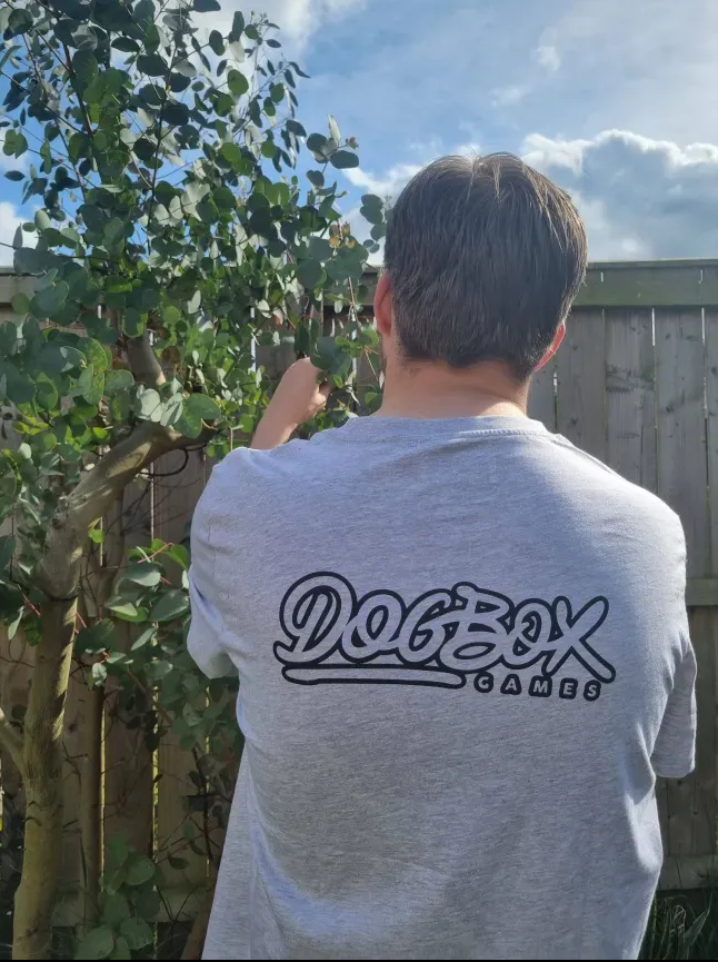 DogBoxGames's tweet photo. #ThrowbackThursday

Mr Lee Hannan modelling the merch he made, living legend!

🐕📦🕹 https://t.co/bw8Jn6E4Fy