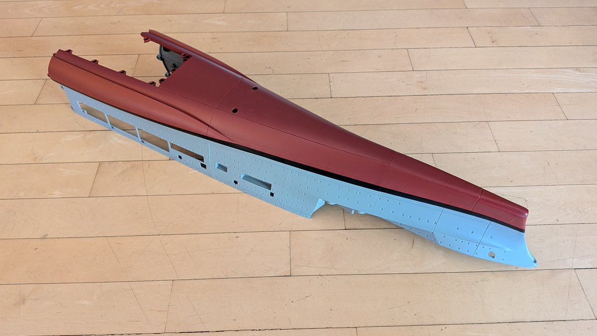 Scratchbr1's tweet photo. Step 38/140: A keel section was added to strengthen hull stability. Due to different upper hull openings, the port and starboard structures are asymmetrical.

#Scalemodels #Hachette #Grafzeppelin  
#Kriegsmarine #WW2 #aircraftcarrier #cv https://t.co/7BB5NmudLt