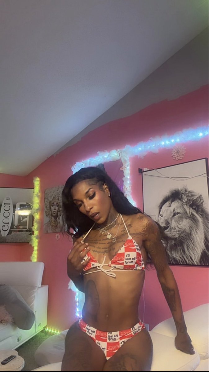 ForeignGirl94's tweet photo. The coke is in come take a bump https://t.co/9kMNCVYG0p