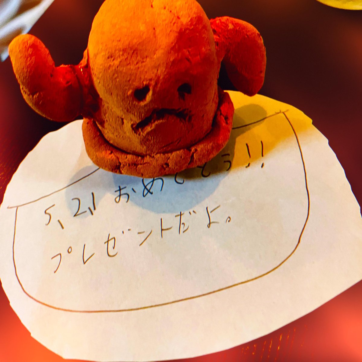nakamuraayao's tweet photo. 先週、赤子から貰った誕生日プレゼントとお祝い赤子作ディナー、赤子作誕生日ケーキ…赤子作埴輪とカード、大島べっこう漬刺身、ワイン蒸し煮の豚肉、デザートにレアチーズケーキ…人に喜んで貰えるのがホント嬉しいらしい…それはすごいパワーだありがとねえ #kidscooking #birthdaypresent #埴輪 https://t.co/5K0ygLGDSH