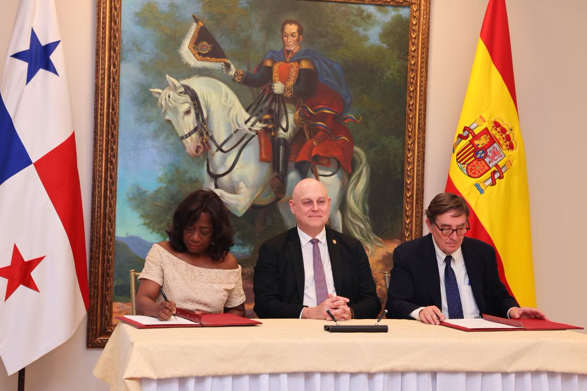 GuevaraMann's tweet photo. Firma del Convenio de Colaboración entre el Ministerio de Educación y el Instituto Cervantes, para la Organización del XI Congreso Internacional de la Lengua Española en Panamá. https://t.co/8jCGAEk7H7
