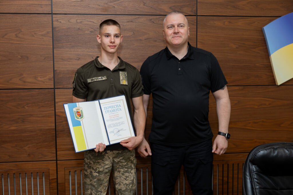poltavazmist's tweet photo. ❤️‍🩹 17-річний Іван Мартинюк першим кинувся допомагати рятувальникам після одного з обстрілів Полтави.

Підліток разом з друзями до ночі розбирали завали та допомагали мешканцям постраждалих будинків.

Вихованця полтавського військового ліцею відзначили за мужність https://t.co/JHlzM8H8OF