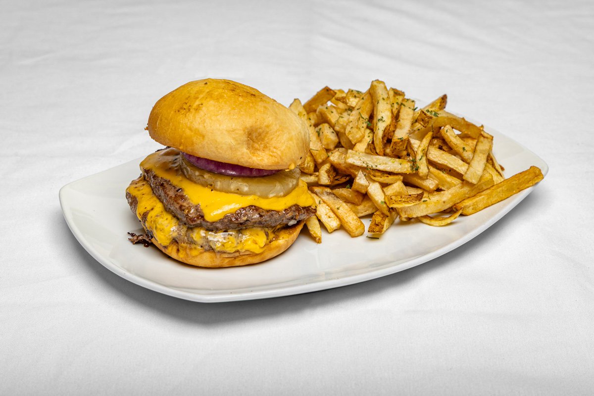 phyllisbrunch's tweet photo. Satisfy your cravings with the flavor-loaded Mama Double Beef Cheeseburger at Phyllis! Juicy, cheesy, and oh-so-beefy—it's a bite of heaven in every mouthful! 🍔🤤 #BurgerLovers #CheeseburgerHeaven #PhyllisEats https://t.co/5DayqzrDdW