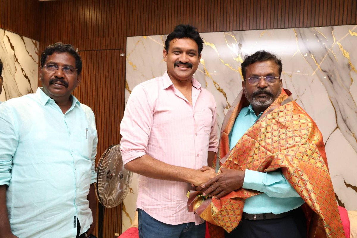 JayanthiVr's tweet photo. ஆணவபடுகொலை செய்யப்பட்ட கவினின் சகோதரர் பிரவீனுக்கு விசிகவின் தொடர் முயற்சியால் அரசு வேலை கிடைத்துள்ளது,தலைவரை சந்தித்து நன்றி கூறினர்
கோவை அருகே பாலியல்  வன்கொடுமையில் படுகொலை செய்யப்பட்ட சிறுமியின் பெற்றோரை காணொளியில் அழைத்து ஆறுதல் கூறினார்.n1

#LeaderTholThirumavalavanMP 
#VCK https://t.co/OTzU7eFVmr