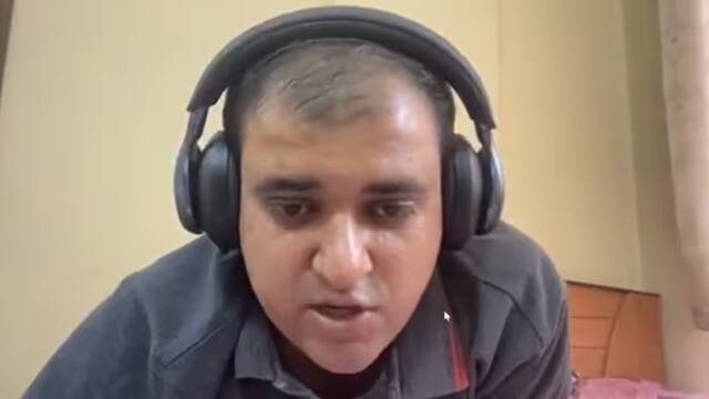 Mithileshdhar's tweet photo. ट्व‍िशा शर्मा और सेलेक्‍ट‍िव ह्यूमैन‍िटी
अतुल सुभाष याद है? सुसाइड नोट छोड़कर जाता है, क‍ितनी बातें हुई थीं, लेक‍िन आरोपी पत्‍नी बाहर घूम रही है। जज रीता कौश‍िक पर सवाल उठे, लेक‍िन कार्रवाई के नाम पर कुछ नहीं हुआ। जज अमन शर्मा ने पत्‍नी के सामने फांसी लगा ली थी। आख‍िरी शब्‍दों में पत्‍नी की प्रताड़ना ल‍िखकर चले जाते हैं, लेक‍िन क्‍योंक‍ि आरोपी मह‍िला है और न्‍याय‍िक सेवा में ही है तो पूरा स‍िस्‍टम फुसफुसाने लगता है। न‍िशांत बरनवाल की हत्‍या होती है। सीसीटीवी में पत्‍नी शव घसीटती द‍िखती है। फ‍िर भी वैसी राष्‍ट्रीय बहस नहीं होती, जैसे क‍िसी पुरुष आरोपी के मामले में होती है।

सोनम रघुवंशी को जमानत म‍िल चुकी है और सोशल मीड‍िया ब्‍लू ड्रम पर मीम्‍स अभी भी चल रहे। सोच‍िए अगर यही केस उल्‍टा होता तो? अगर क‍िसी मह‍िला की लाश ड्रम में म‍िलती और आरोपी पुरुष होता, तो क्‍या तब भी लोग चुटकुले बना रहे होते? क्‍या तब भी डार्क ह्यूमर चल रहा होता?

कड़वा है, लेक‍िन अब यही हो रहा। अब इंसाफ की बात पहचान देखकर की जा रही है। अगर आरोपी पुरुष होता है तो पूरा स‍िस्‍टम पितृसत्ता, टॉक्सिक मर्द जैसे शब्‍दों से नवाजने लगता है। लेक‍िन जब आरोपों में घेरे में मह‍िला होती है तो पूरी बहस मेंटल हेल्‍थ, प्राइवेट मैटर और दोनों पक्षों की कहानी बन जाती है। 

इसे ही सेलेक्‍ट‍िव ह्यूमैन‍िटी कहा जाता है। जहां दर्द का मूल्‍य जेंडर देखकर तय होता है। बात अगर पीड़‍ित का पक्ष लेने की होती है तो इसका कायदे से पालन होना चाह‍िए। संवेदनाएं अगर सच में इंसानी हैं तो उनका कोई जेंडर नहीं होना चाह‍िए।
