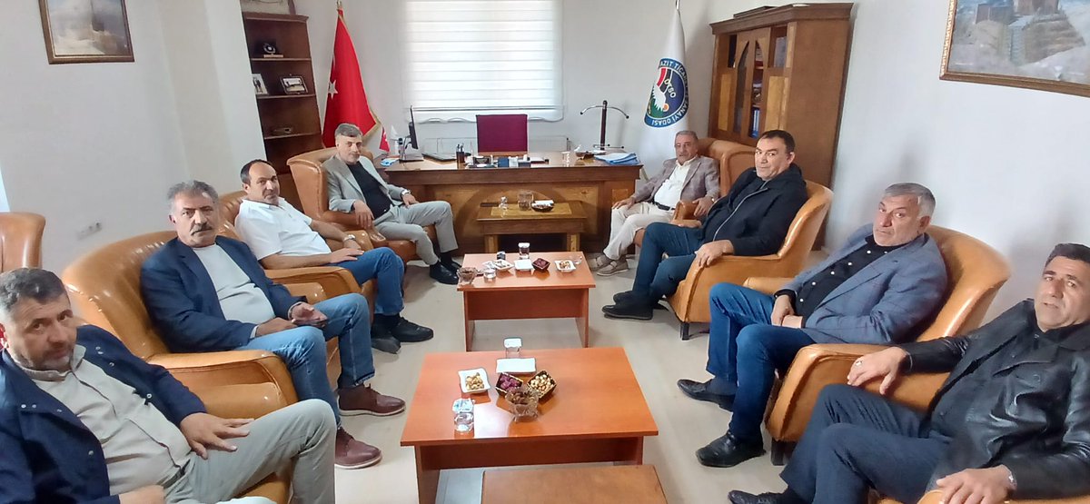 dogubayazittso_'s tweet photo. İstanbul’da faaliyet gösteren kıymetli iş insanı hemşehrilerimiz Emin Öztürk, Mehmet Sarı, Fettah Salman, Abdurrahman Buğur, Nihat Çalkan ve Hacı Cabbar Sarı, Yönetim Kurulu Başkanımız Cemal Can’nı ziyaret etti.
Gerçekleşen görüşmede, odamızın son dönemdeki çalışmaları ve faaliyetleri üzerine değerlendirmelerde bulunulurken, misafirlerimiz Başkanımız Cemal Can dönemindeki başarılı çalışmalardan dolayı tebriklerini iletti.
Nazik ziyaretleri ve kıymetli destekleri için kendilerine teşekkür ediyoruz.
@cc_cemalcan 
@RHisarciklioglu 
@soyler04 
@haberkarakose