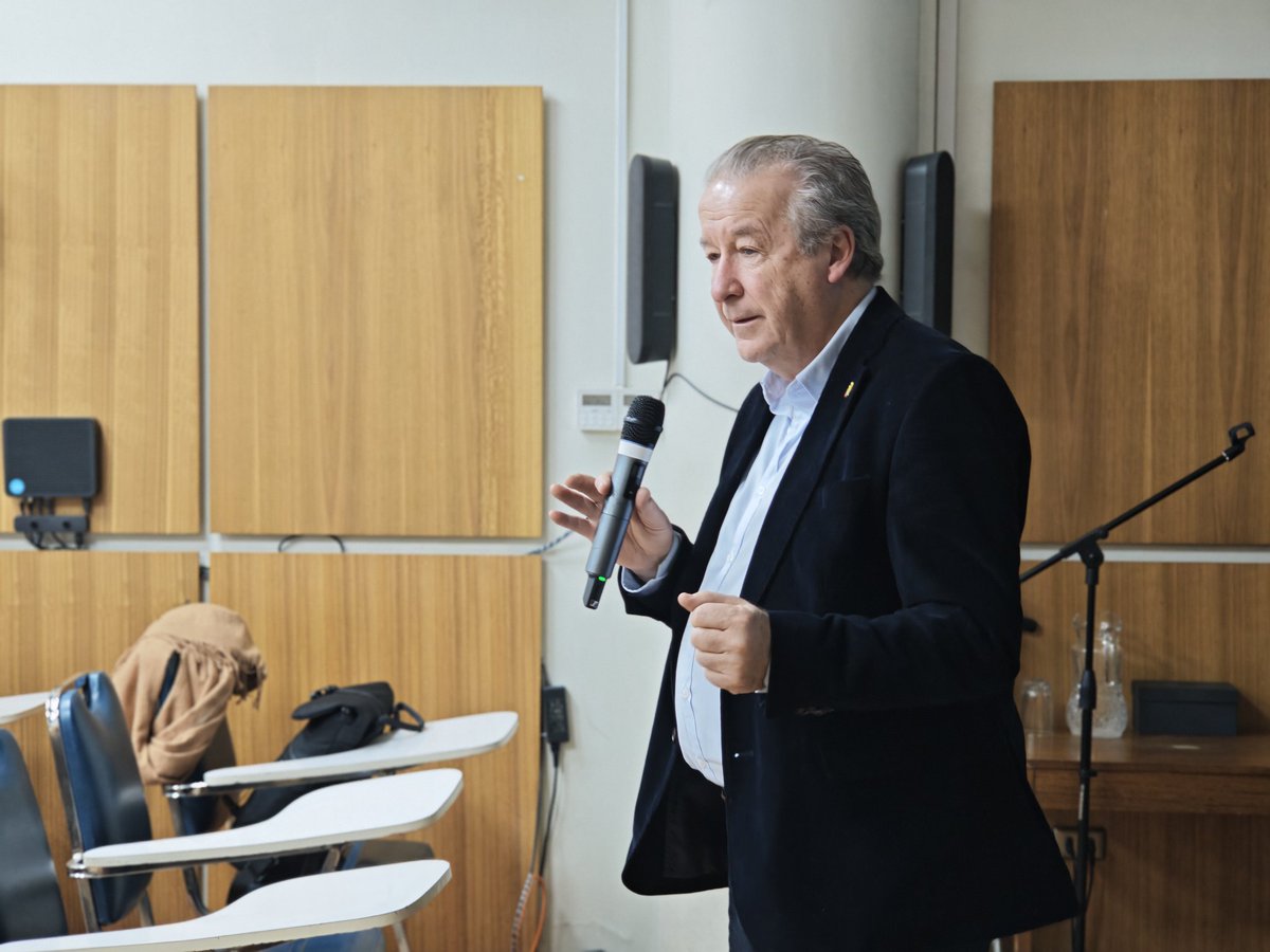 FcoMartinezC's tweet photo. Esta tarde conversamos con las academicas y académicos de la Escuela de Salud Pública @esp_uchile detallando nuestra visión para mejorar nuestra autonomía universitaria, modernizar nuestros procesos y ampliar nuestras posibilidades de transferencia, desde el servicio público. https://t.co/3ft04k6Aa3