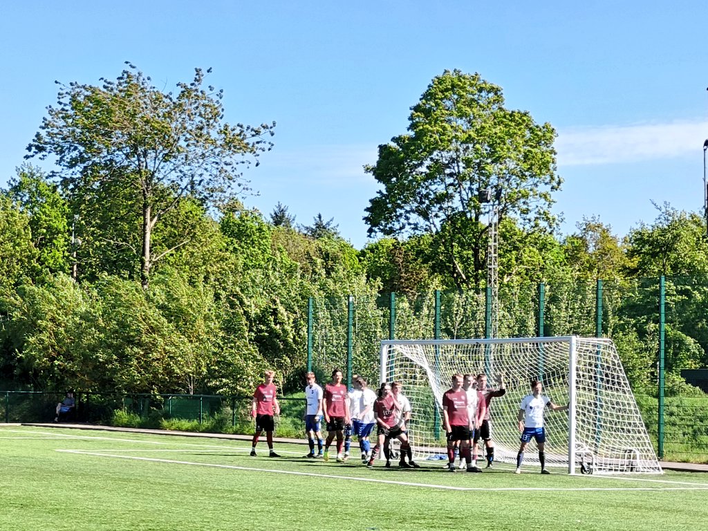 micpetersen's tweet photo. Onwards to the outskirts of Herning, 3 Superliga grounds sighted enroute, and a 3G that doesn't really have much going for it in groundhopping terms. Surprisingly one-sided game between two sides head to head for the playoff spot

Serie 1 (DK level 8)
KLG v BK Klitten 3-1, att 67 https://t.co/ELgs5f67zn