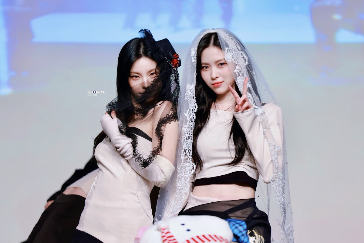 betonryu_srj's tweet photo. 260526 우리 리더님 생일축하해🖤

#HappyYejiDay
#믿지의_사랑을_예지의_포켓에_담을게
#26HWANGderfulYearsOfYEJI

#있지 #ITZY #예지 #YEJI
#류진 #RYUJIN
@ITZYofficial https://t.co/pzd0RtwXet