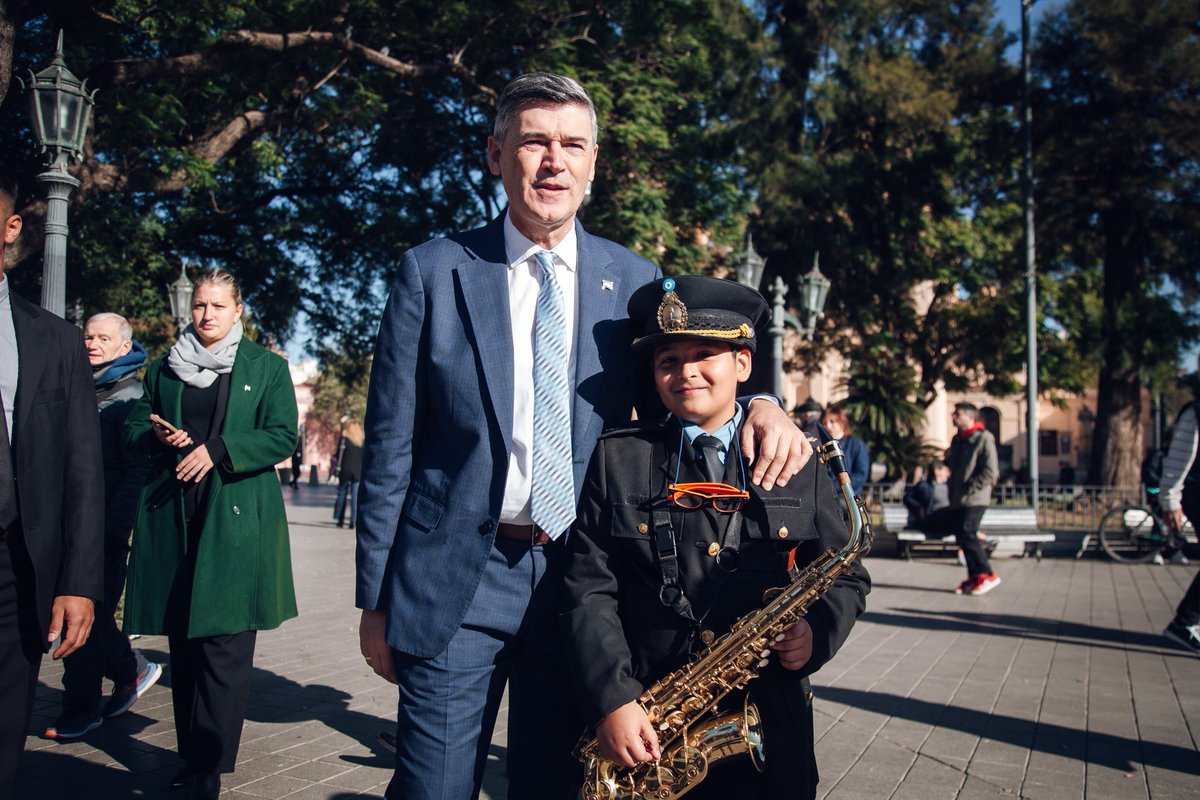 eduramirezcba's tweet photo. 216º Aniversario de la Revolución de Mayo 🇦🇷

Acompañamos al intendente @PasseriniOk en el tradicional izamiento del Pabellón Nacional, en nuestra querida Plaza San Martín. https://t.co/l7MhWUwBtA