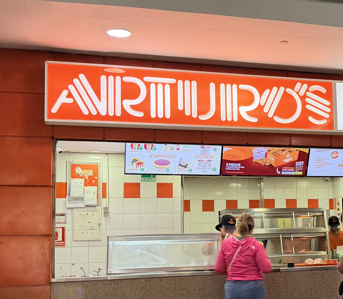genteconsciente's tweet photo. Arturo’s del centro comercial del hatillo en la feria no es nada recomendable. Dos damas mal encaradas. Comunicación indiferente. La que sirve los refrescos toma el vaso colocando sus dedos dentro del vaso pasando sus bacterias al consumidor. Obvio que no hay jefe. 🥺🥺🥺 https://t.co/8k7SwHTq7n