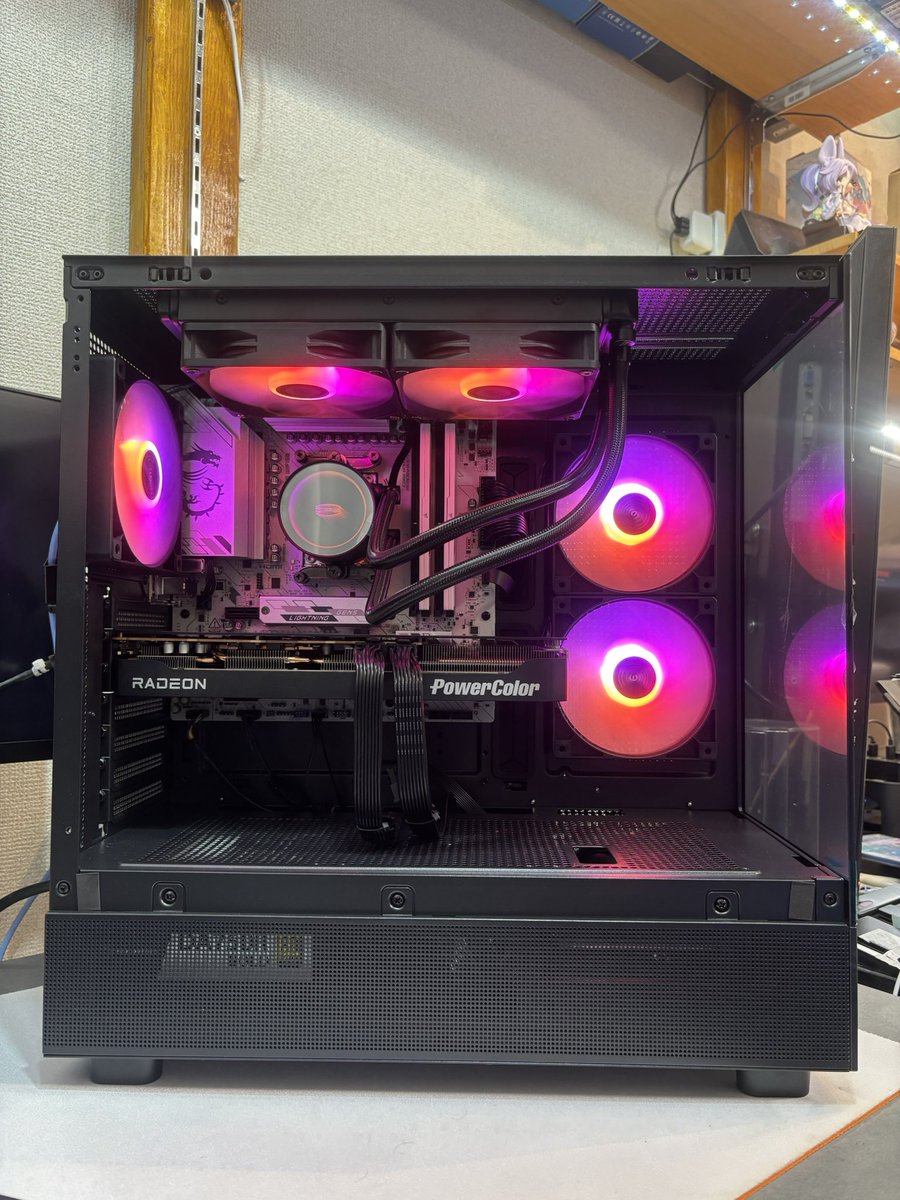 hiruto200's tweet photo. 夜中にこっそりPC販売

CPU Ryzen7 9700X
クーラCPS DA240 ARGB
MB MSI B850M GAMING PLUS WIFI6
メモリ DDR5 5600MT/s 16x2
m.2SSD GEN4 2TB
ケース　MONTECH XR
ケースファン　付属品
電源 silver stone750W GOLD
GPU RX9070XT 16GB
Windows11 Pro

260000円でいかがでしょうか。
気になる方はDM、リプでご連絡ください。