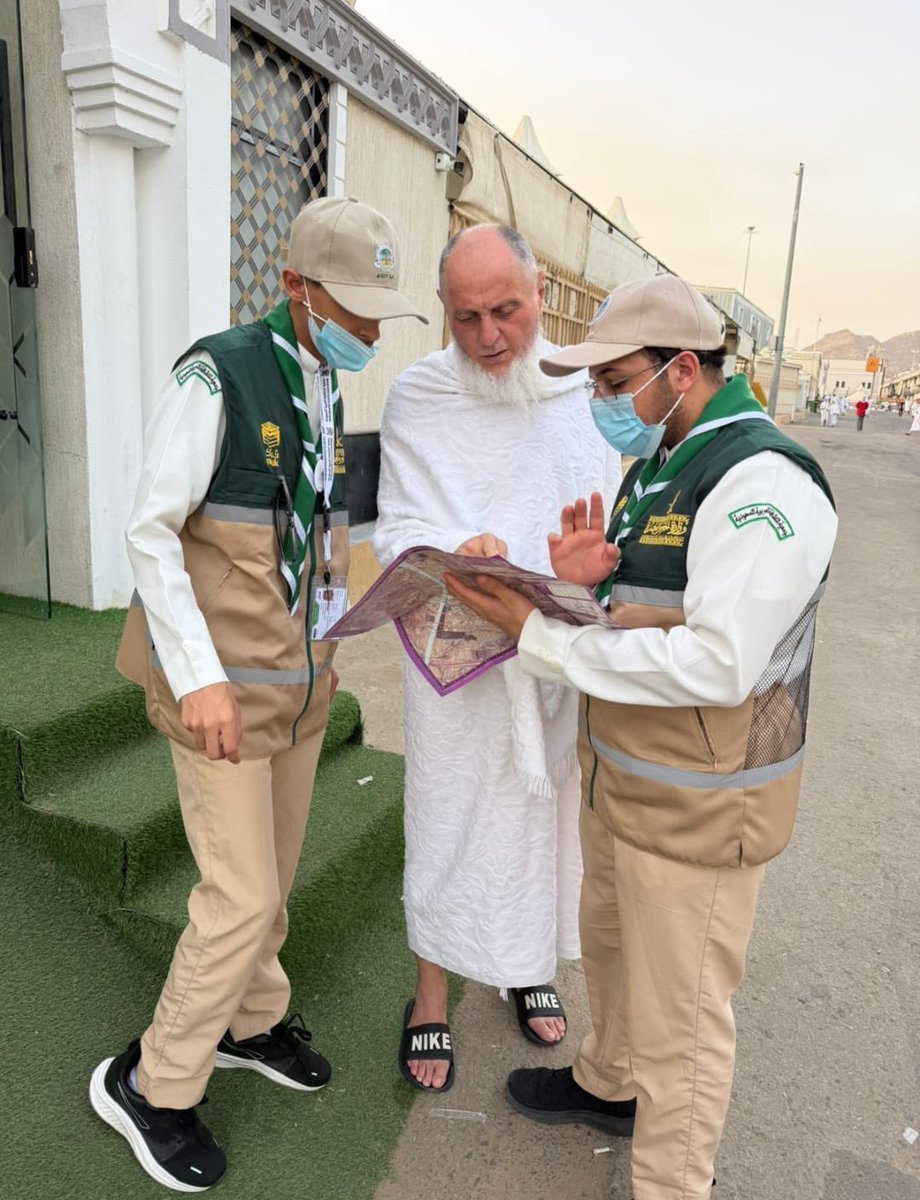 dh_scout's tweet photo. أعضاء كشافة فريقنا يبدأون في ارشاد الحجاج بمشعر منى ضمن أعمالهم التطوعية في المشاعر المقدسة بمكة المكرمة 
#جمعية_الكشافة_العربية_السعودية
#حج_1447
#حياكم_الله
#مشعر_منى
#الفريق_الكشفي_بديوانية_ال_حسين_التاريخية https://t.co/C5hCQc9wjN