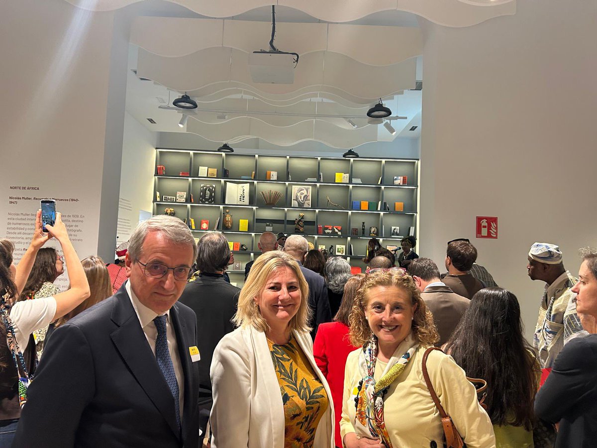 HarambeeONGD's tweet photo. @HarambeeONGD ha participado el acto de la @AECID_es. En la foto, el vicepresidente de Harambee ONGD, Ramón Pardo de Santayana y la Directora de Desarrollo Corporativo, Marta Chavero, con la directora general para África del Ministerio de Asuntos Exteriores, Ximena Bartolomé. https://t.co/gnvqVtgPJ4
