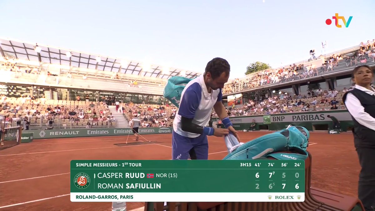 UniversRuud's tweet photo. Incapable de jouer suite à un coup de chaleur, Casper Ruud tanke le 4ème set (0-6) et se dirige vers l'élimination... #ROLANDGARROS https://t.co/efiaE5SdHM