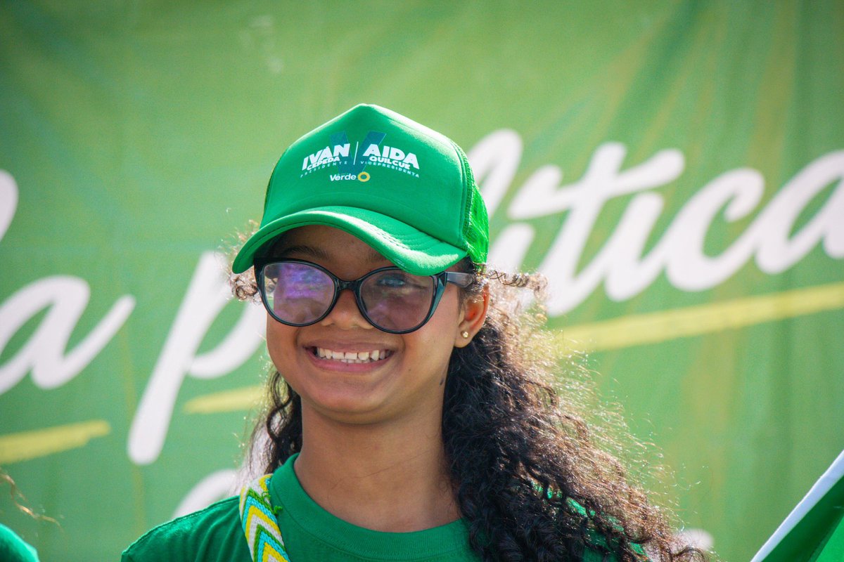 Construyamoss's tweet photo. ¡Somos verdes con Iván Cepeda y este 31 de mayo ganaremos en primera!💪🏼🇨🇴 Construyamos dice presente desde Barranquilla, donde más de 80 mil personas acompañaron el cierre de campaña de nuestro próximo presidente✅🌻 https://t.co/mEbEt6WKRH