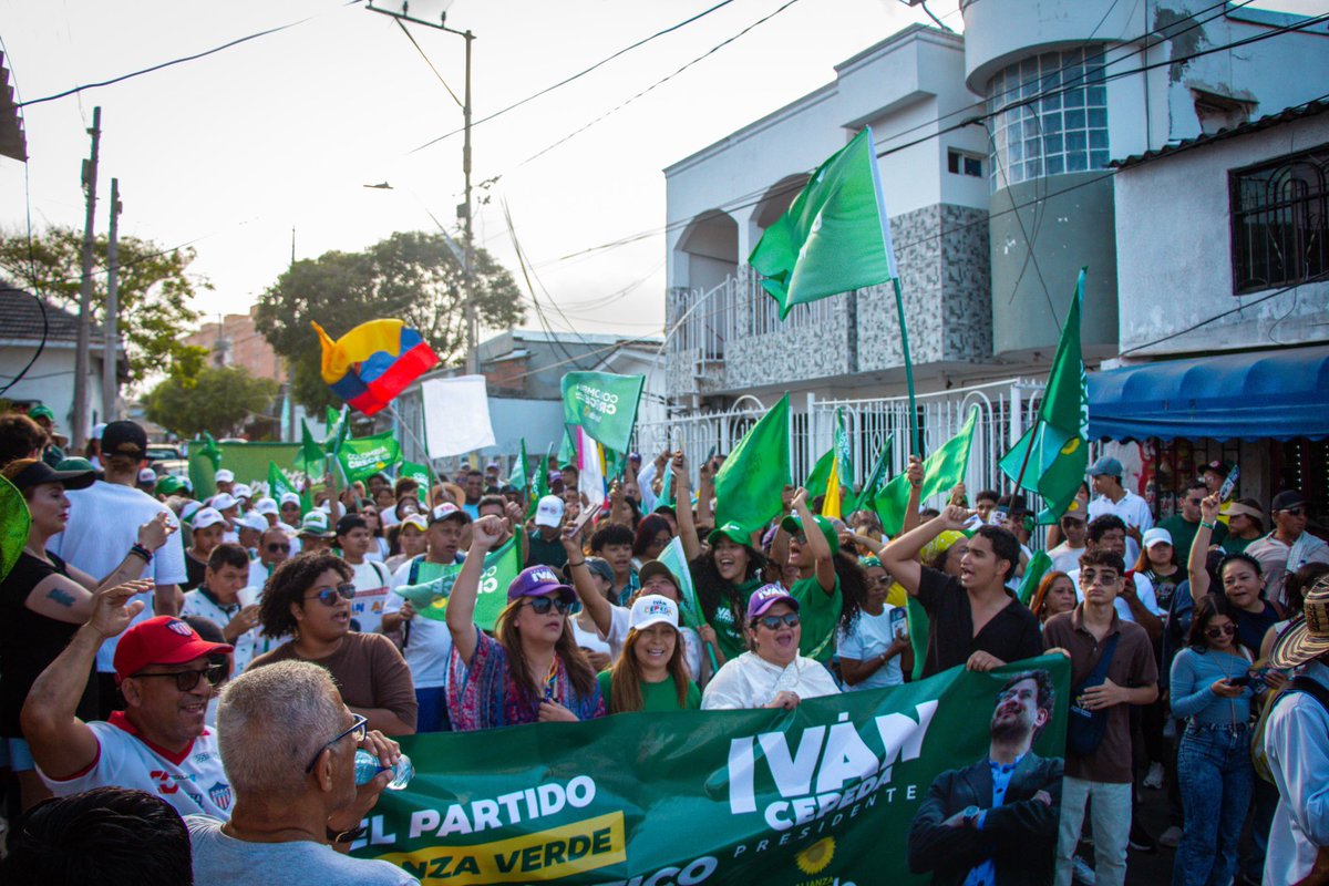 Construyamoss's tweet photo. ¡Somos verdes con Iván Cepeda y este 31 de mayo ganaremos en primera!💪🏼🇨🇴 Construyamos dice presente desde Barranquilla, donde más de 80 mil personas acompañaron el cierre de campaña de nuestro próximo presidente✅🌻 https://t.co/mEbEt6WKRH