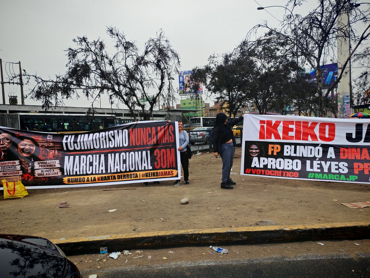 LiaValderrama's tweet photo. ❤️🔥 #Cercado #SMP Los vecinos se suman al #banderolazo y dicen #KeikoJamás la KKK jamás 😝 ‼️ Nos vemos en la marcha del 30M ‼️ #NoAKeiko https://t.co/CzqDT05m8M