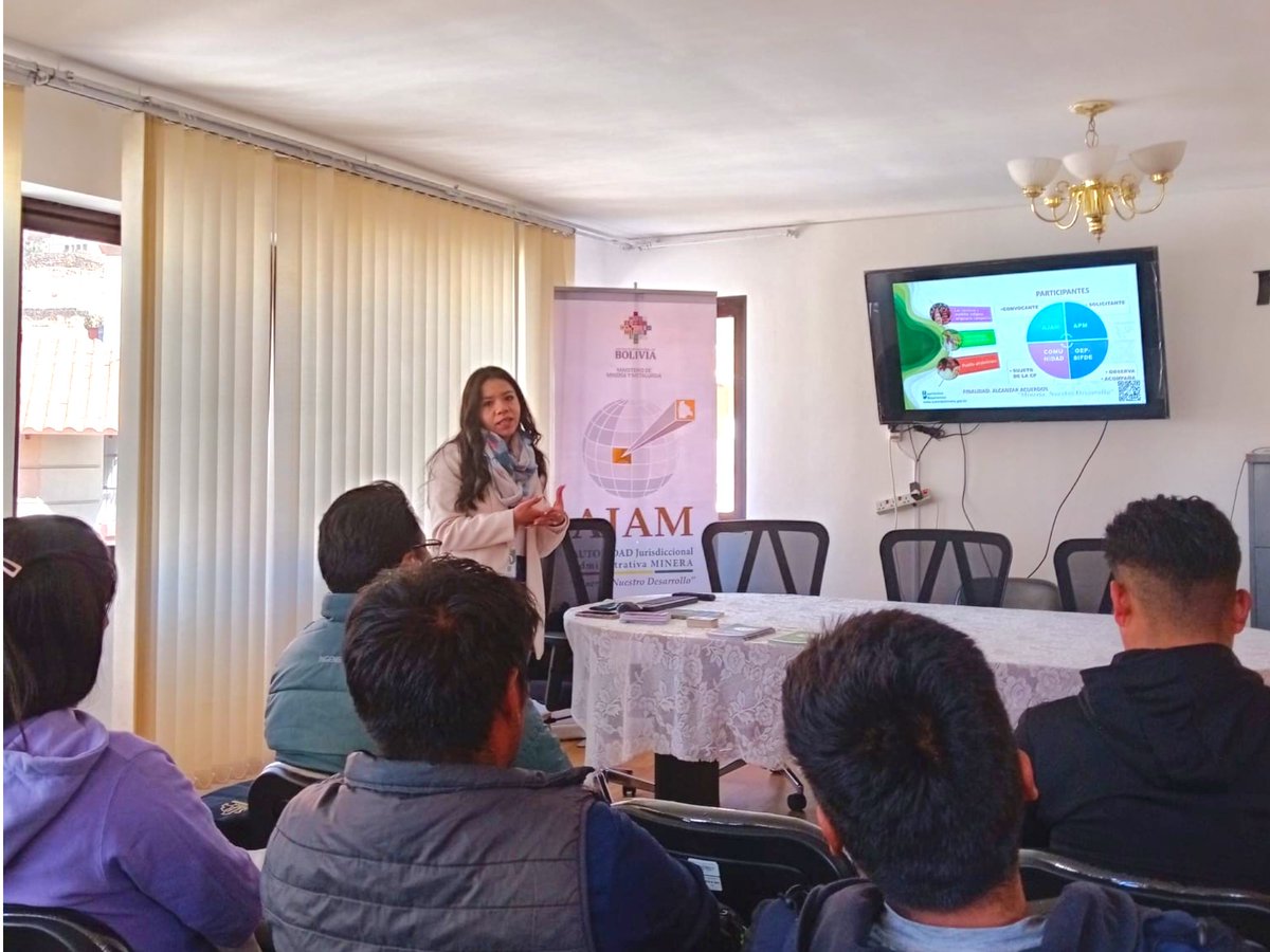 AJAMBolivia's tweet photo. #FormaciónAcadémica 

La Direcciòn departemental de Oruro recibió la visita de estudiantes de la carrera de Ingeniería de Minas, Petróleos y Geotecnia de la Facultad Nacional de Ingeniería de la UTO, junto al docente de Derecho Minero, Ing. Andrés Coca Menacho. https://t.co/Ra6UDFo6sC