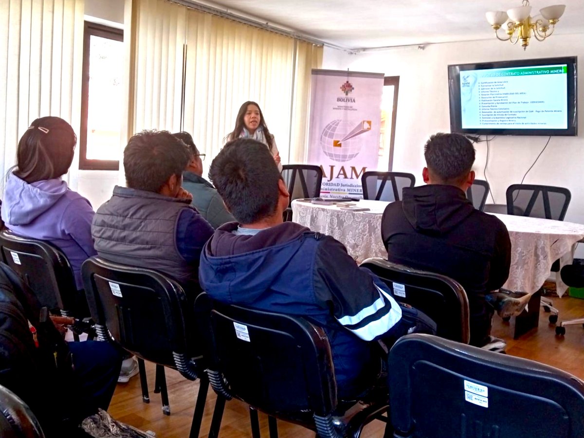 AJAMBolivia's tweet photo. #FormaciónAcadémica 

La Direcciòn departemental de Oruro recibió la visita de estudiantes de la carrera de Ingeniería de Minas, Petróleos y Geotecnia de la Facultad Nacional de Ingeniería de la UTO, junto al docente de Derecho Minero, Ing. Andrés Coca Menacho. https://t.co/Ra6UDFo6sC