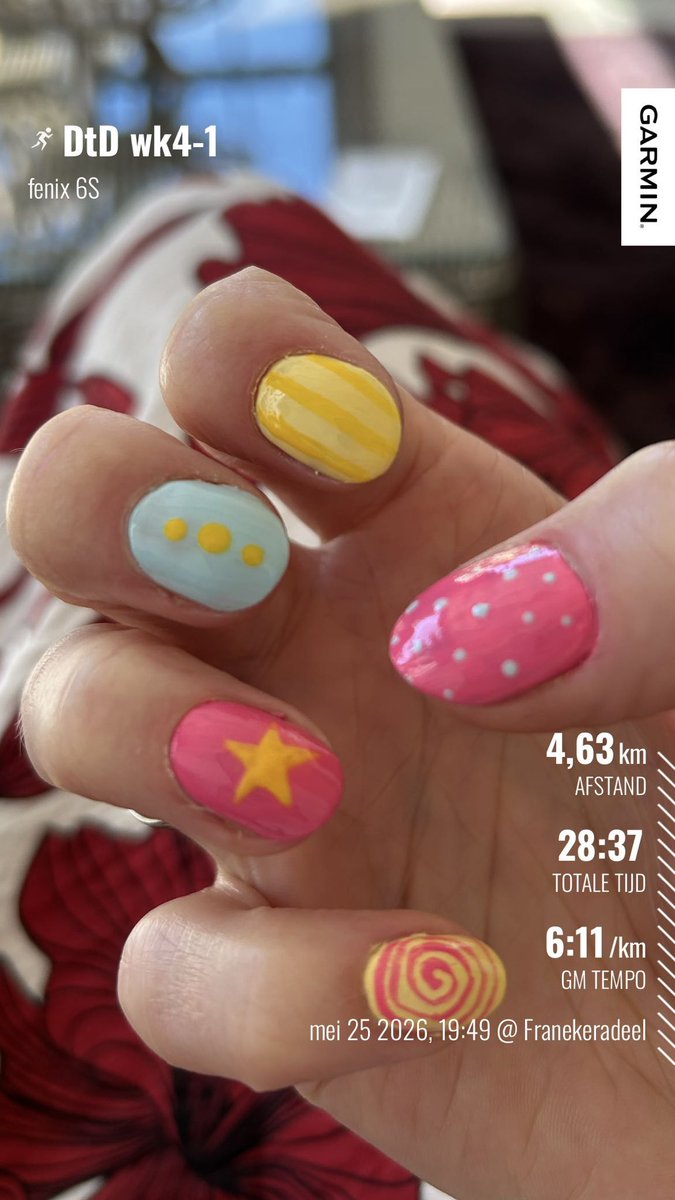 Danny2Gs's tweet photo. Vanochtend vroeg (6:30 u!😅) collega opgewacht bij de fietselfstedentocht. Daarna stilzitten voor de nailart van mn oudste. Na de rest vd dag omlummelen vanavond dan toch nog maar een training gepakt @loopmaatjes @hardloopvriend https://t.co/GVR5o5uXdv
