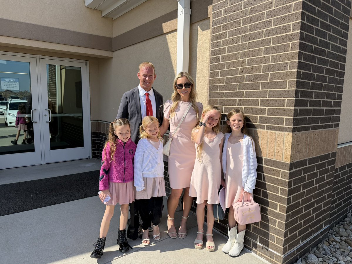jedrawson's tweet photo. @jk_rowling hey @jk_rowling! unrelated but my 2 sets of twin girls ages 8 &amp; 11 will be in england next week. any way to do a fan meet and greet? 5-10 min. you got them into reading and it would be their dream to meet you https://t.co/nqYBvrdB8c
