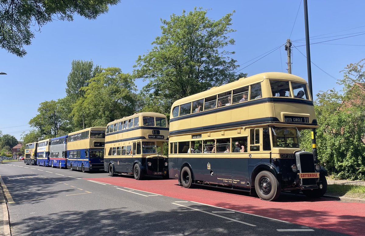 PeterPlisner's tweet photo. What an amazing sight! A cavalcade of  vintage buses as the @wythall_museum celebrates the 100th anniversary of the Birmingham Outer Circle route. For more on the milestone click on the link below https://t.co/vJlz1b8A69 https://t.co/6FhyMAr6Ms