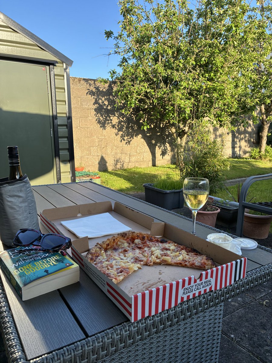 AudMud's tweet photo. Definitely not ticking your culinary boxes @philipnolan1 but there is a lot to be said for a good book, a Hawaiian pizza &amp; a bottle of Sauvignon blanc of a pleasant evening in the garden #heatwave https://t.co/YTL1w6Cy8w
