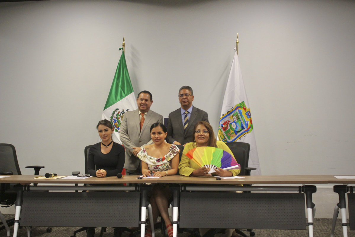 MariaDeLaBarrda's tweet photo. Desde la Comisión de Participación Ciudadana y Combate a la Corrupción seguimos trabajando con compromiso, transparencia y cercanía con la gente para construir un mejor #Puebla. 🙋🏻🧍🏻‍♀️🧍🏻‍♂️

La confianza ciudadana se construye con hechos. 🤝

#MaríaDiputada #EstoyContigo #Distrito17 https://t.co/w3TwYo6xeK