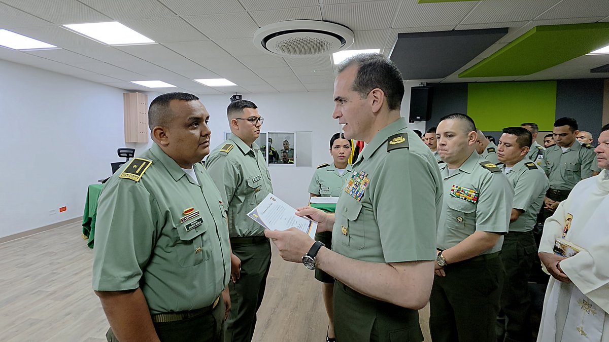 PoliciaDECOR's tweet photo. ¡RECONOCEMOS EL TRABAJO Y EL ESFUERZO DE NUESTROS POLICÍAS! 🚔👮‍♀️👮🏽‍♂️

En Relación General, hacemos un justo y merecido homenaje a nuestros policías del Departamento de Córdoba. Hombres y mujeres que, con honor, vocación de servicio y compromiso inquebrantable, trabajan día a día por la seguridad y la sana convivencia ciudadana.

Cada operativo, cada patrullaje y cada gesto de servicio refleja su entrega absoluta para proteger la vida, los bienes y la tranquilidad de todos los cordobeses, consolidando así los vínculos de confianza con nuestra comunidad.

Su entrega y disciplina impulsan la estrategia #S2D y fortalecen nuestro compromiso institucional de seguir edificando un #CórdobaMásSeguro, fundamentado en la corresponsabilidad, el respeto mutuo y el trabajo conjunto con la ciudadanía. 👮‍♂️👮‍♀️
