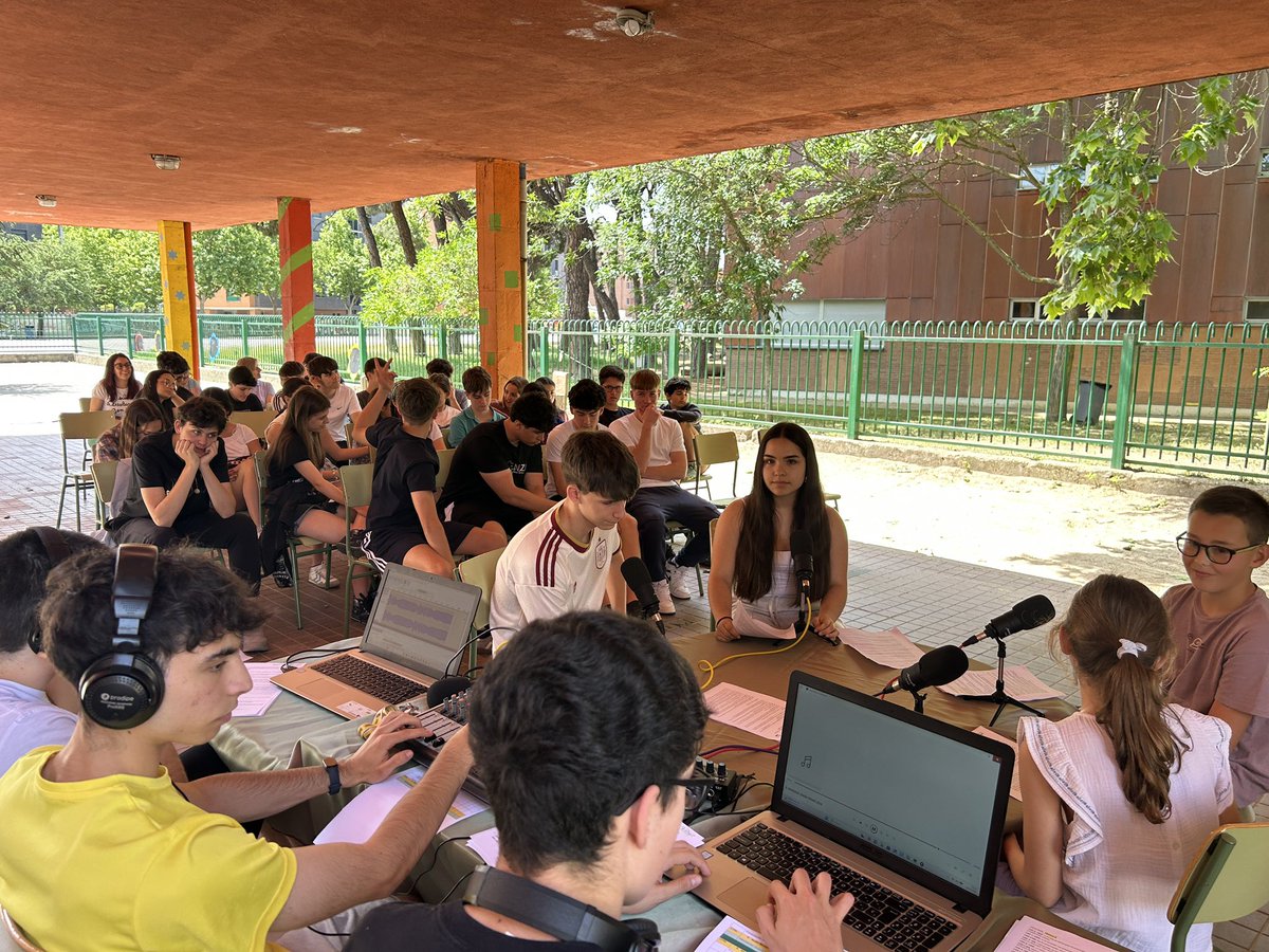OndaPinar's tweet photo. Gracias a todos, alumnado y profesorado, por hacer posible esta jornada de radio. 💖
¡El curso que viene a por el tercer encuentro! #valladolid #radioescolar #podcasting @educaINTEF @IesPinarOficial https://t.co/EtfyBKEdLb