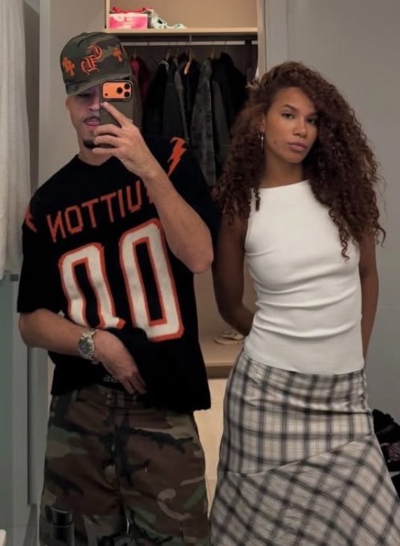 acervospop's tweet photo. Lennon L7 assumiu o relacionamento com a modelo Mariah https://t.co/1dN58L3dJ7