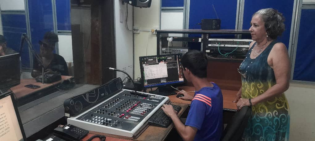 emisoranuevitas's tweet photo. Este lunes miembros del Club de Oyentes Bárbara Nápoles in Memoriam participan en la revista cultural Razones, de #RadioNuevitas, para celebrar el aniversario 64 del #ICRT
#RadialistasCamagüeyanas
#Camagüey
#Nuevitas
https://t.co/hUvzxIwwgs https://t.co/RGq5XYMsXn
