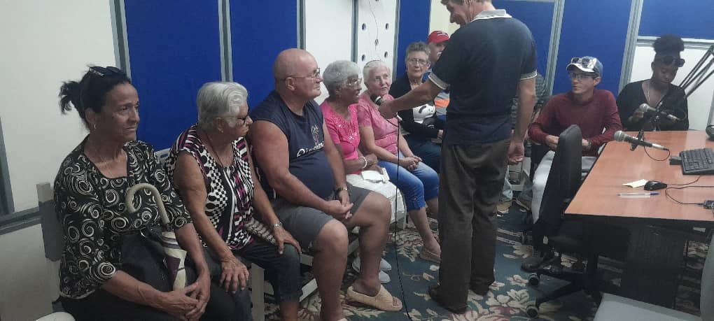 emisoranuevitas's tweet photo. Este lunes miembros del Club de Oyentes Bárbara Nápoles in Memoriam participan en la revista cultural Razones, de #RadioNuevitas, para celebrar el aniversario 64 del #ICRT
#RadialistasCamagüeyanas
#Camagüey
#Nuevitas
https://t.co/hUvzxIwwgs https://t.co/RGq5XYMsXn