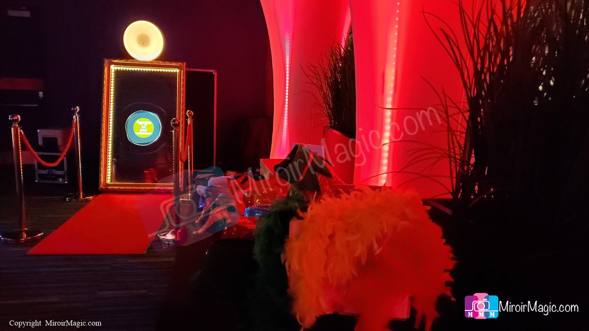 MirrorMeBooth's tweet photo. Miroir magique aussi appelé miroir à selfies est la toute dernière évolution du photomaton traditionnel. Fini les cabines exiguës: vos invités se tiennent devant un impressionnant miroir. Il ne s'agit pas d'un simple miroir ;derrière la vitre se cachent une technologie de pointe https://t.co/5fAVOuD4Fk