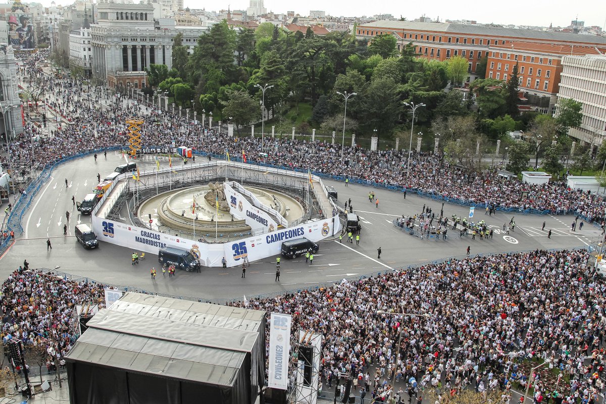 RalphTweetz's tweet photo. @ranggarila 🇩🇪 Marienplatz (Bayern)
🇪🇸 Cibeles (Real Madrid)
🇮🇹 Piazza del Duomo (Inter/AC Milan)
🇬🇧 St George's Hall (Liverpool)

Mun Persib mah jigana cocokna di Gedung Sate / Lapangan Gasibu? Ambeh aya lokasi historisna, jeng Bandung moal nepi ka macet total teuing kabeh jalan 🤔 https://t.co/arRhq68arF