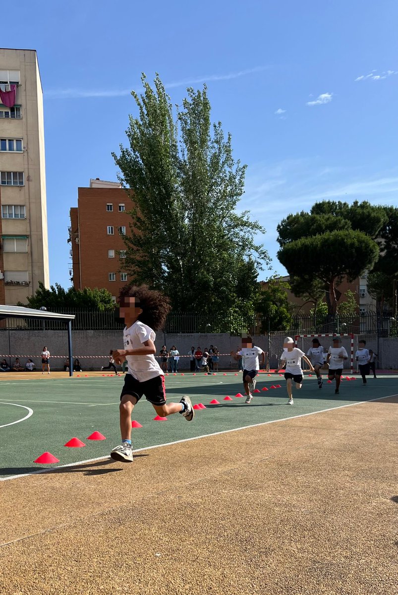 CeipEcuador's tweet photo. 🏃‍♀️💙 Así vivimos nuestra Carrera Solidaria. Gracias a todas las familias por vuestra colaboración y a quienes pudisteis acompañarnos y animar durante la jornada. ¡Juntos sumamos por una gran causa! 🌟
#CarreraSolidaria #Unoentrecienmil #CEIPRepúblicaDeEcuador #Solidaridad https://t.co/nBdxWVEklx