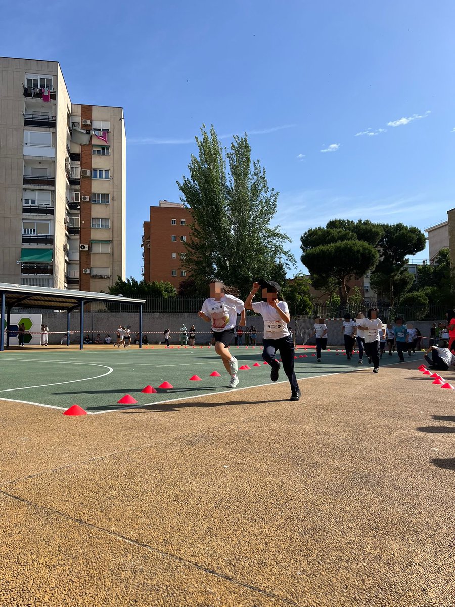 CeipEcuador's tweet photo. 🏃‍♀️💙 Así vivimos nuestra Carrera Solidaria. Gracias a todas las familias por vuestra colaboración y a quienes pudisteis acompañarnos y animar durante la jornada. ¡Juntos sumamos por una gran causa! 🌟
#CarreraSolidaria #Unoentrecienmil #CEIPRepúblicaDeEcuador #Solidaridad https://t.co/nBdxWVEklx