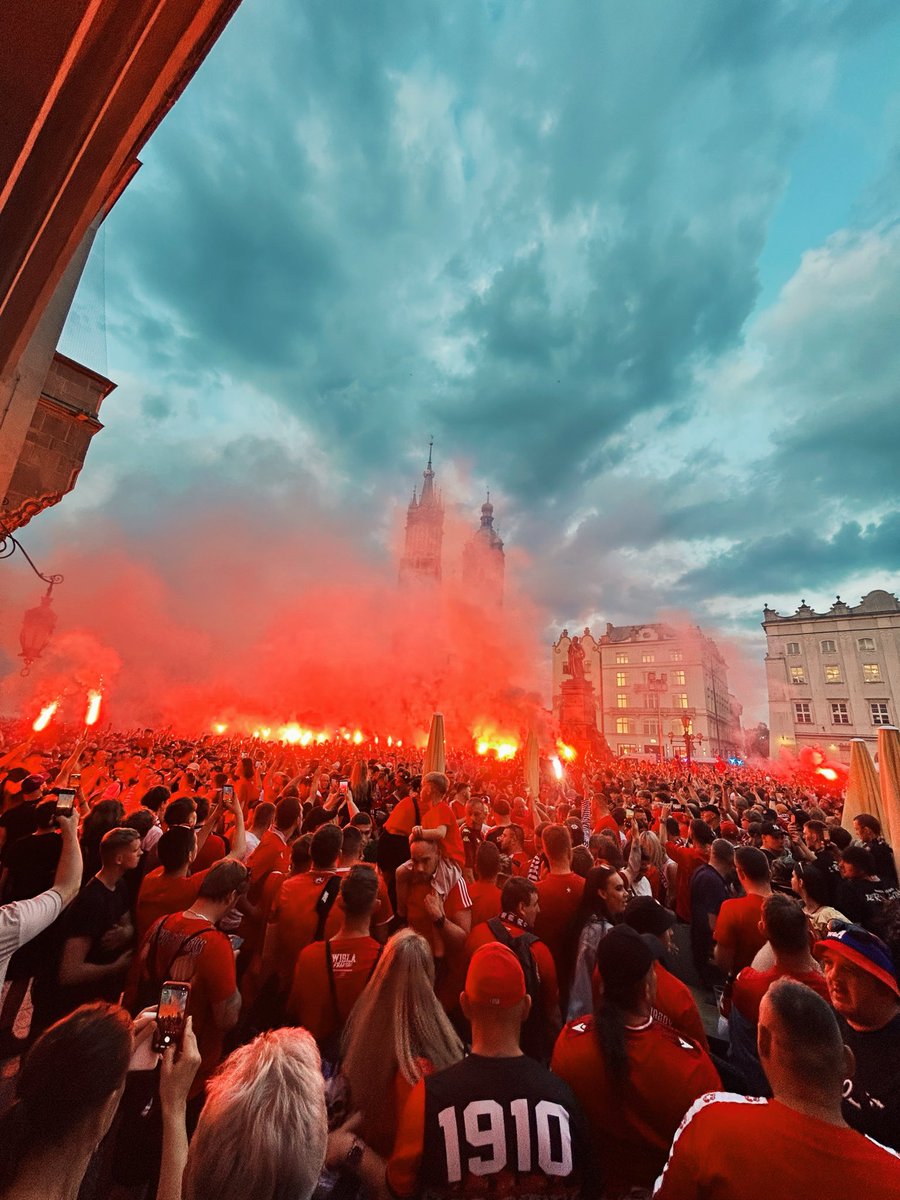 Magdaa__s's tweet photo. Wiślacy w ekstazie, Wisła Kraków w Ekstraklasie 🥹💙🤍❤️ https://t.co/Ct73QwV9Iz