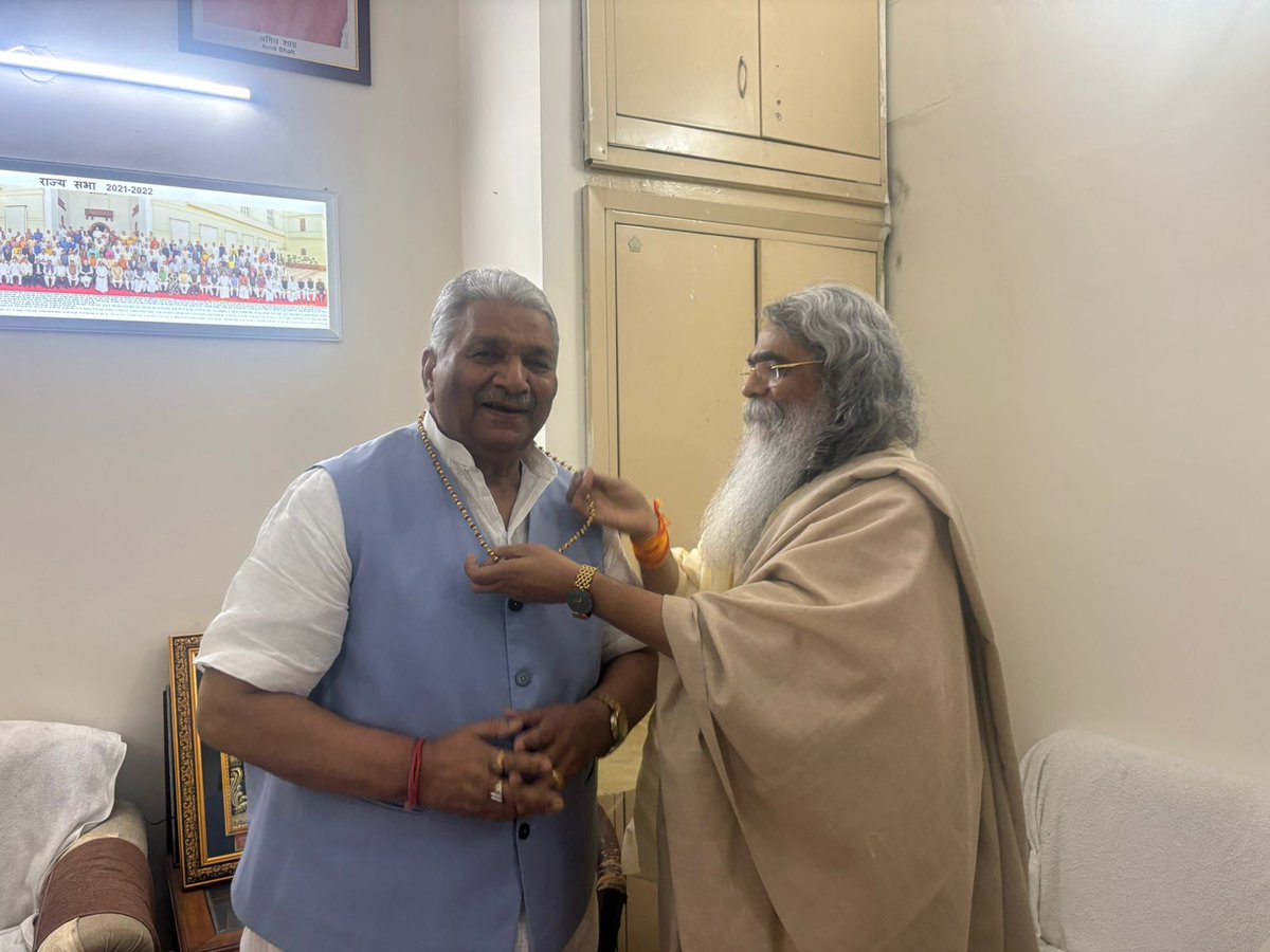 RJMediaGroups's tweet photo. महर्षि योग आश्रम के संस्थापक महर्षि मधुसूदन ने आज नई दिल्ली स्थित माननीय श्री विजय पाल सिंह तोमर जी (उड़ीसा बीजेपी प्रभारी)के आवास पर उनसे शिष्टाचार भेंट की। इस दौरान उन्होंने सामाजिक कल्याण और दिन-प्रतिदिन सामने आ रही मानवीय समस्याओं एवं दैनिक जीवन की चुनौतियां पर विचार विमर्श @ https://t.co/YzawN4iGDE