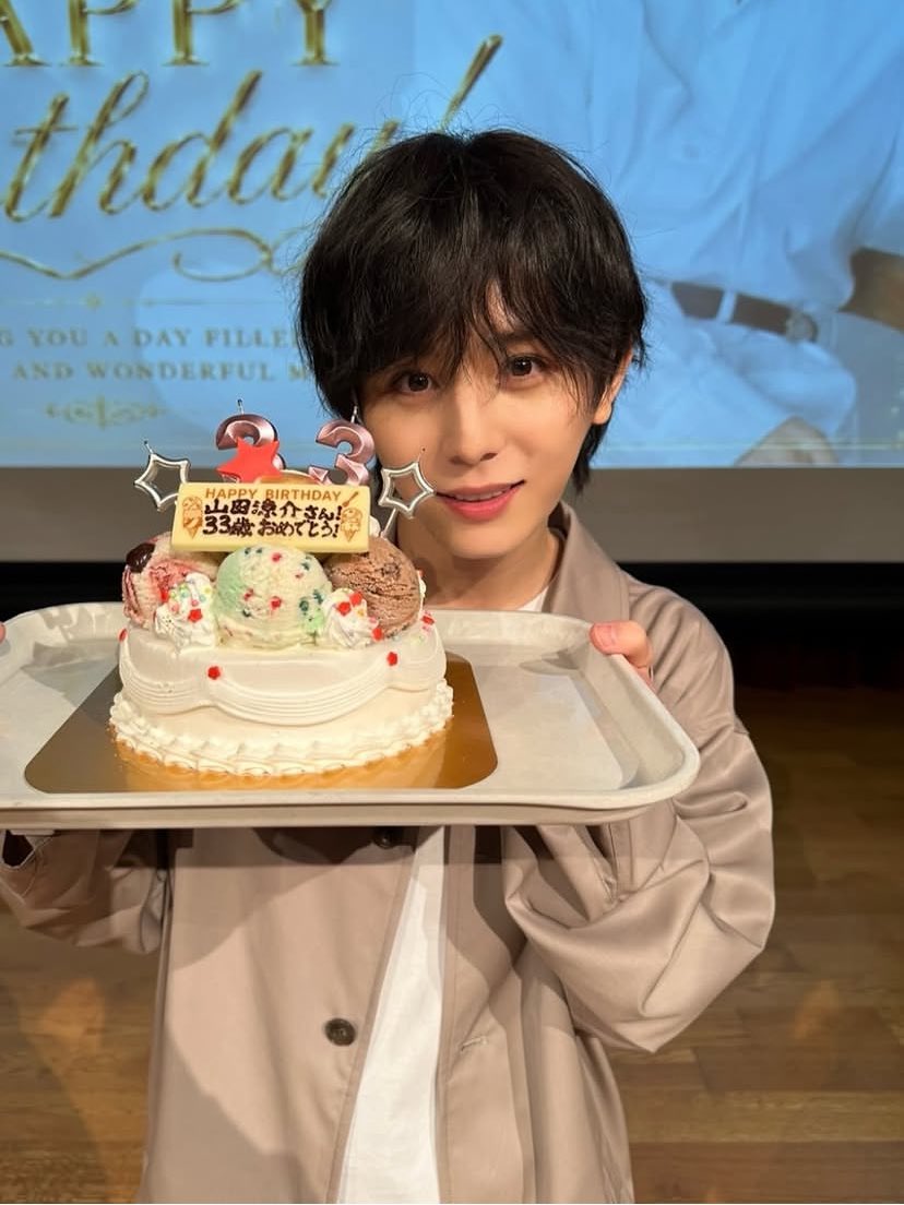 selshios's tweet photo. [Yamada Ryosuke insta 20260526]

Haruka-kun, who is doing his best with filming.
Yamada-kun, who is happy that his birthday got celebrated on set. https://t.co/UEfh0f2aJU