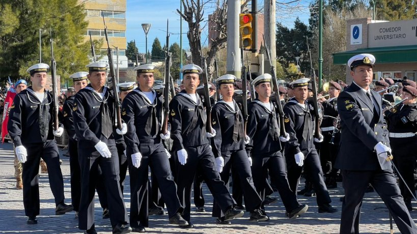 cdtrelew's tweet photo. El tradicional desfile cívico-militar comenzó a las 11 horas, en la peatonal Luis Gazín, iniciando en Belgrano y 9 de Julio y extendiéndose por dicha arteria, hasta Sarmiento. https://t.co/Y0F7dmcCys