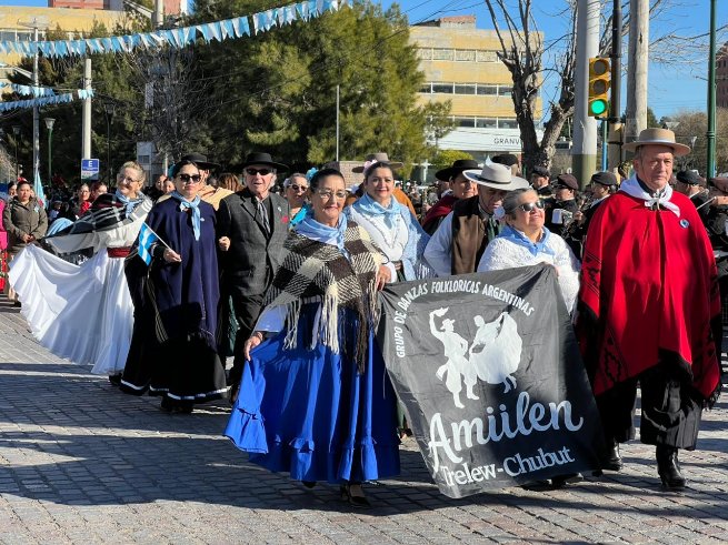 cdtrelew's tweet photo. El tradicional desfile cívico-militar comenzó a las 11 horas, en la peatonal Luis Gazín, iniciando en Belgrano y 9 de Julio y extendiéndose por dicha arteria, hasta Sarmiento. https://t.co/Y0F7dmcCys