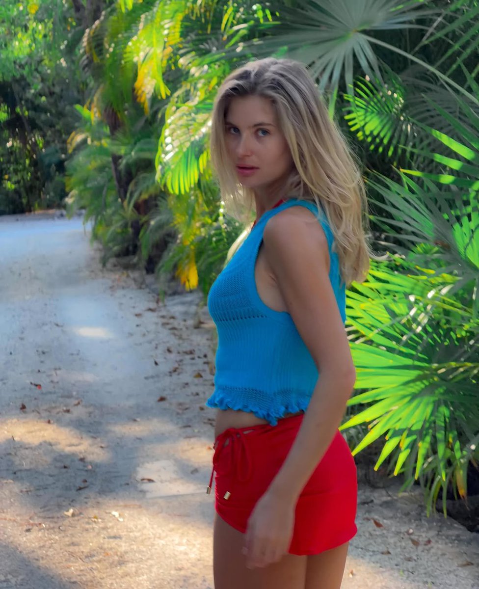 RoseeMclean's tweet photo. Red &amp;  seaside https://t.co/htOduIaS5B