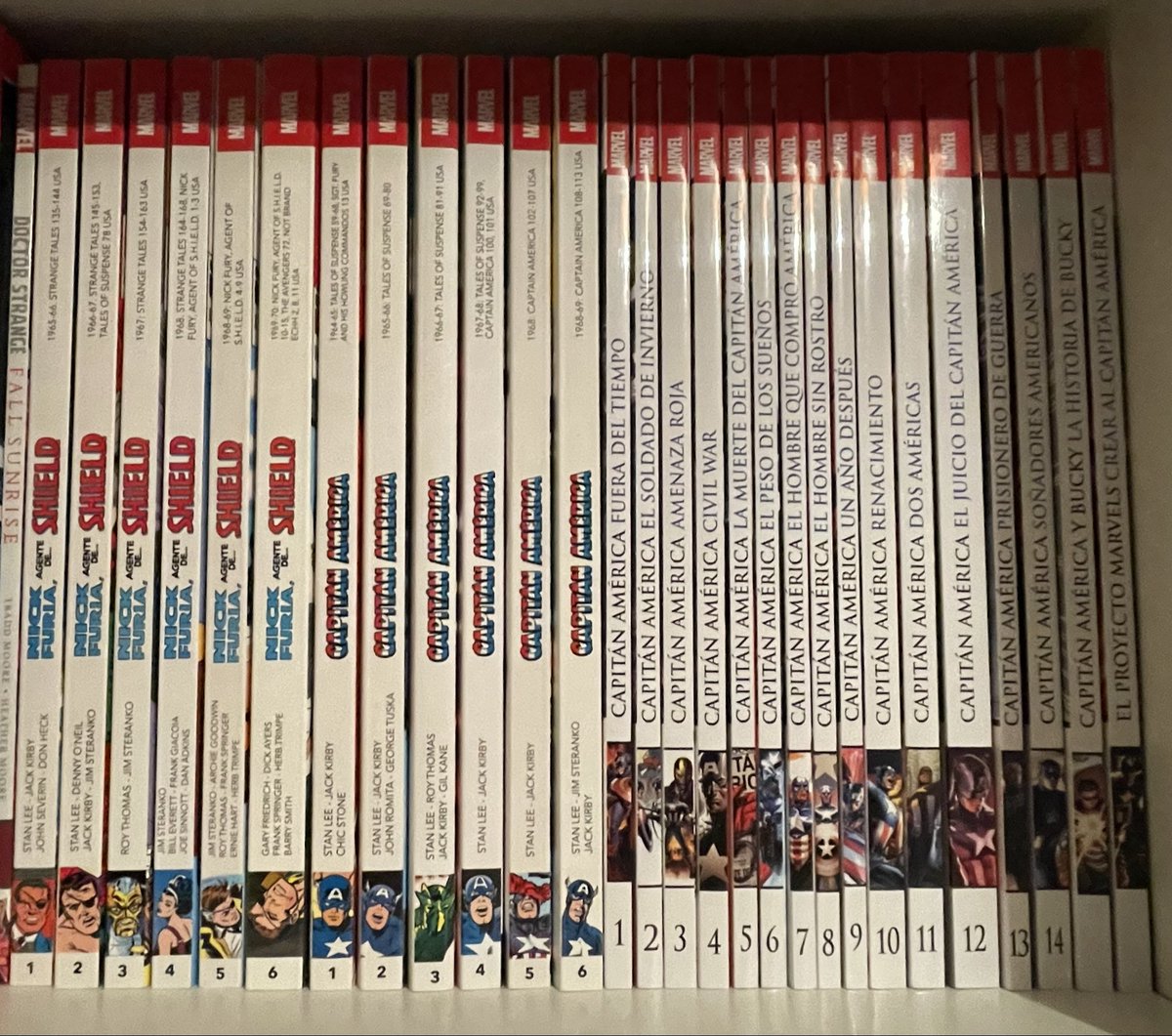 ikeraton's tweet photo. A falta del último número y la mini serie dedicada en exclusiva al Soldado de Invierno (que serán 2 volúmenes más en Marvel Saga), así va quedando el #CapitanAmerica de Ed Brubaker en la estantería. Arranca impresionante, se mantiene muy alto y baja un poco hacia el final. https://t.co/ztHQpuPt2T